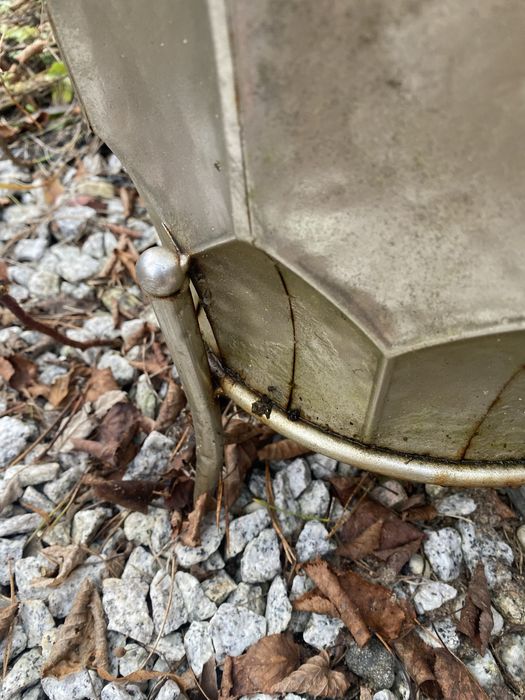 Metalowa duża osłonka doniczka na nóżkach