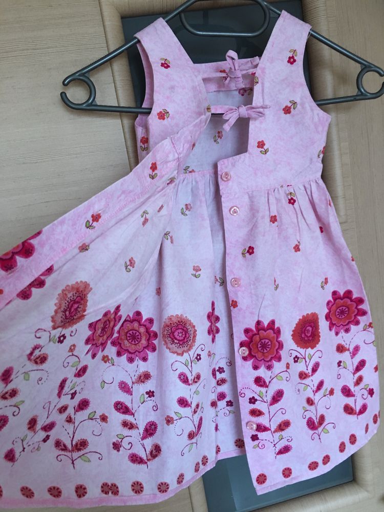 Sukienka dziewczęca bez rękawka różowa w czerwone kwiatki 4 - 6 lat