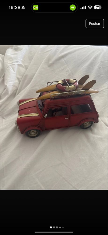 Carro vintage metalico detalhado
