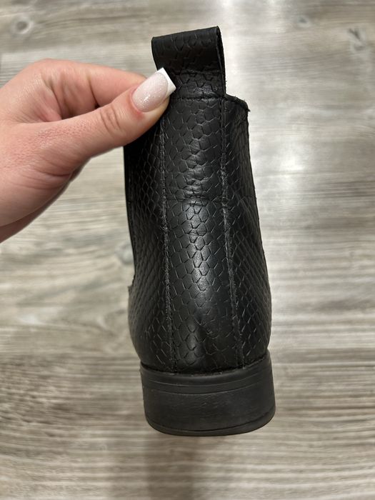 Чорні весняні сапожечки з натуральних матеріалів