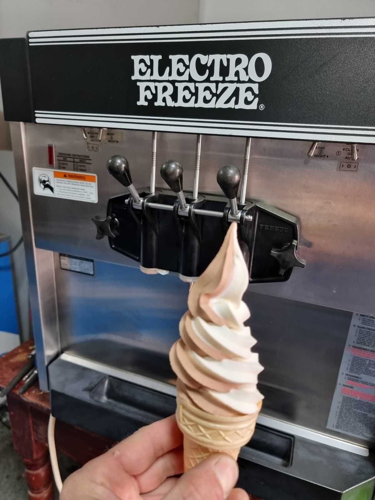 на один смак морозиво або на два смаки+мікс. фрізер для  мороженого