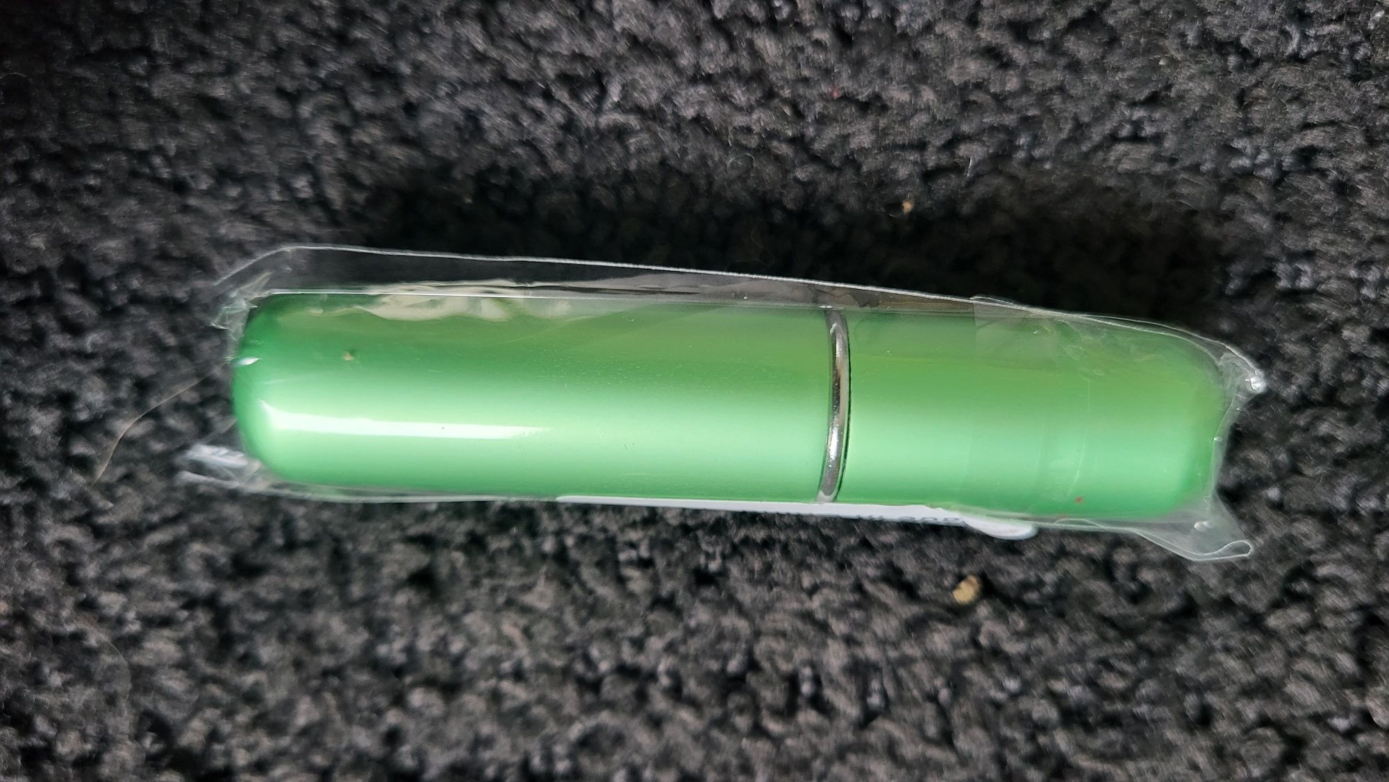 Atomizer, pojemnik na perfumy ładowany otworem w dole
