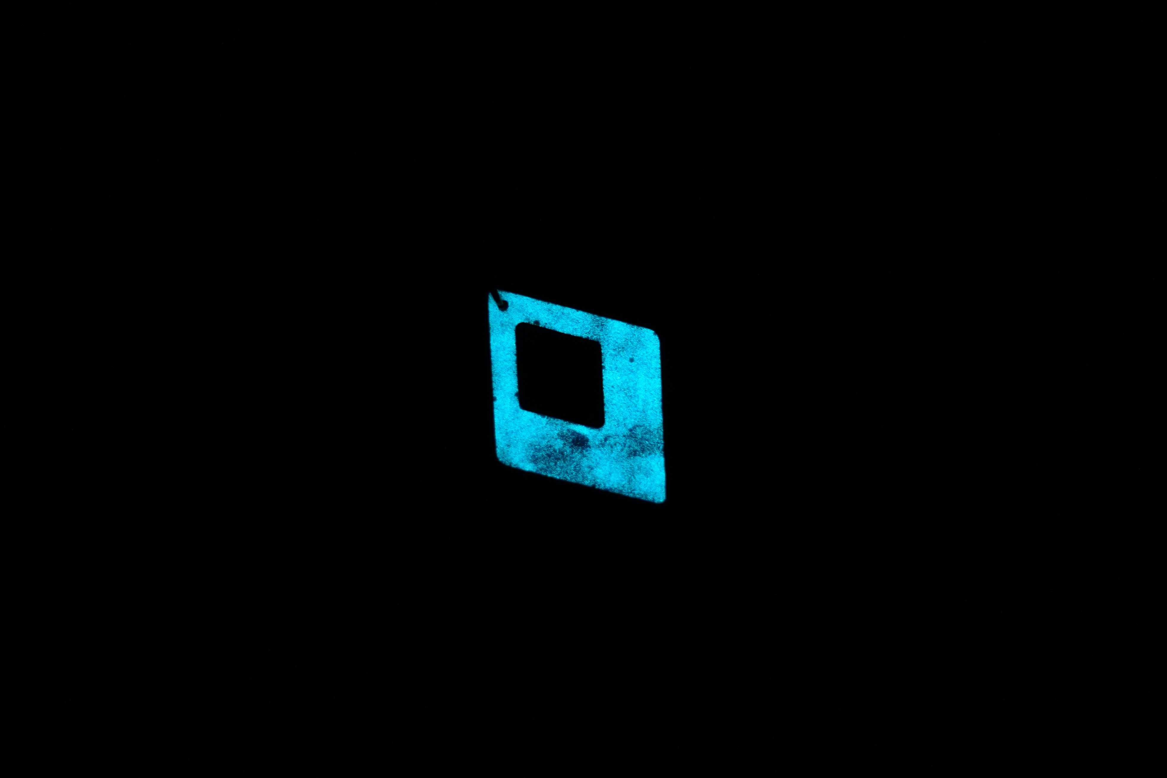 Niebieski wisiorek romb świecący w ciemności i UV 3,8 cm handmade