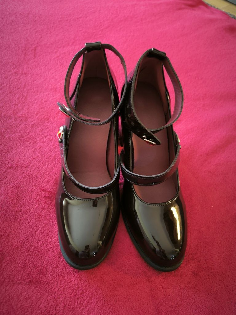 Sapatos com rosas nos tacões NOVOS