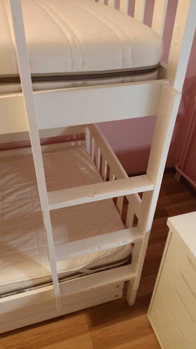 Łóżko piętrowe z materacami