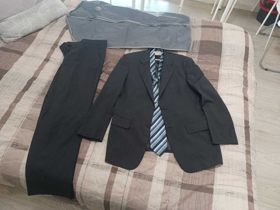 Terno, calça, gravata e capa, novíssimo! Conjunto completo para si!