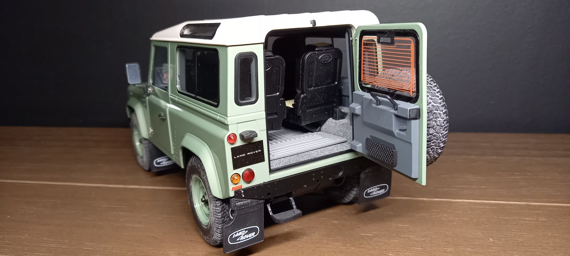 1:18 Land Rover Defender