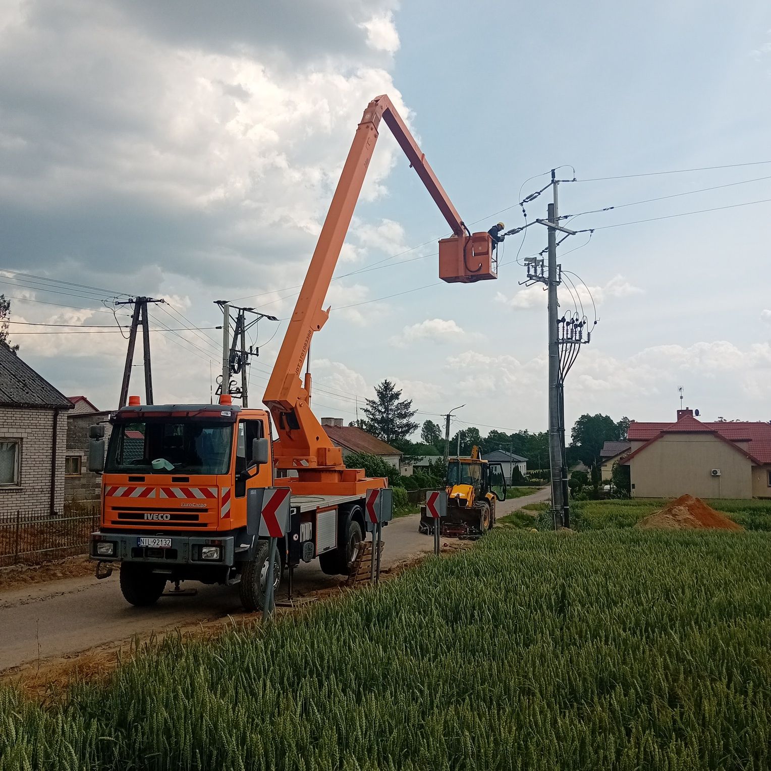 Podnośnik koszowy terenowy napęd 4x4 wysieg 24m