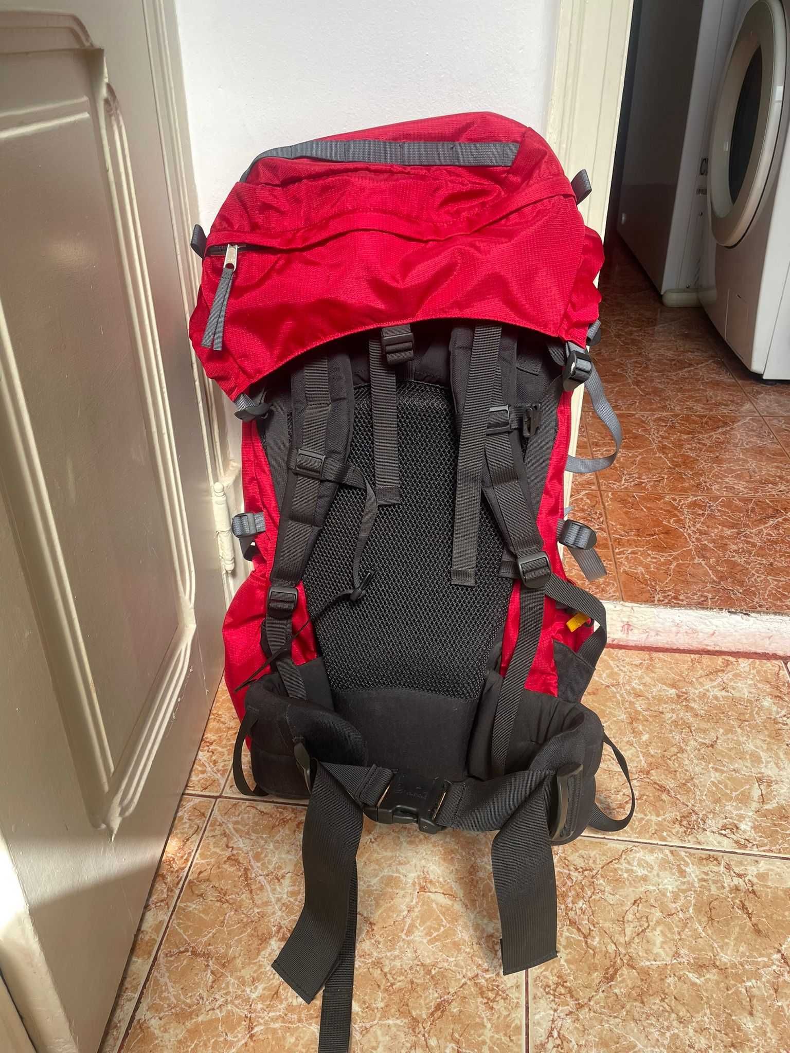 Linda mochila de viagem (ótimo estado)