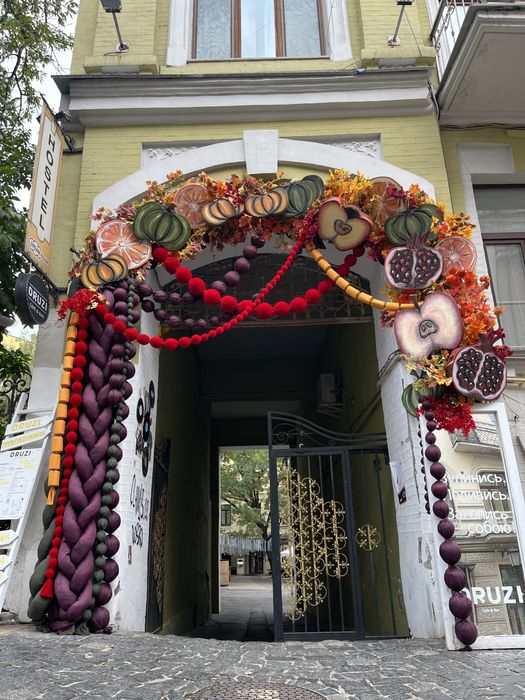 Декорування(декор фасадів), сезонне оформлення фотозон, ростові фігури