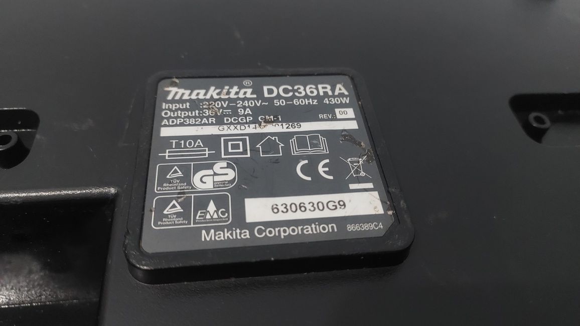 Зарядное устройство Makita 36,0V DC36RA