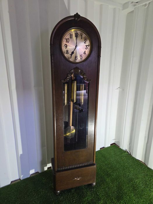 Stylowy zegar Isgus stojący – klimat dawnych lat, wyjątkowy charakter.