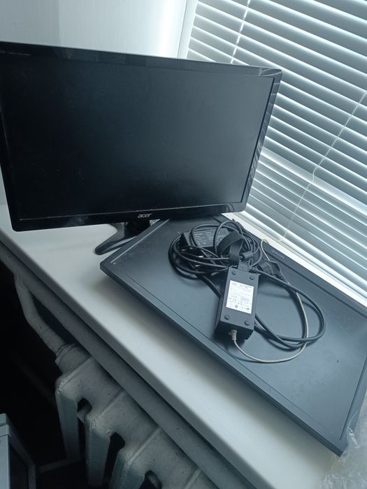 Два монітори фірми Acer та Terra, на деталі
