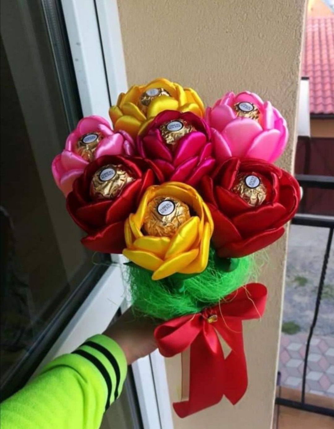 Tulipany ze wstążki z czekoladą Ferrero Roche na Dzień Kobiet