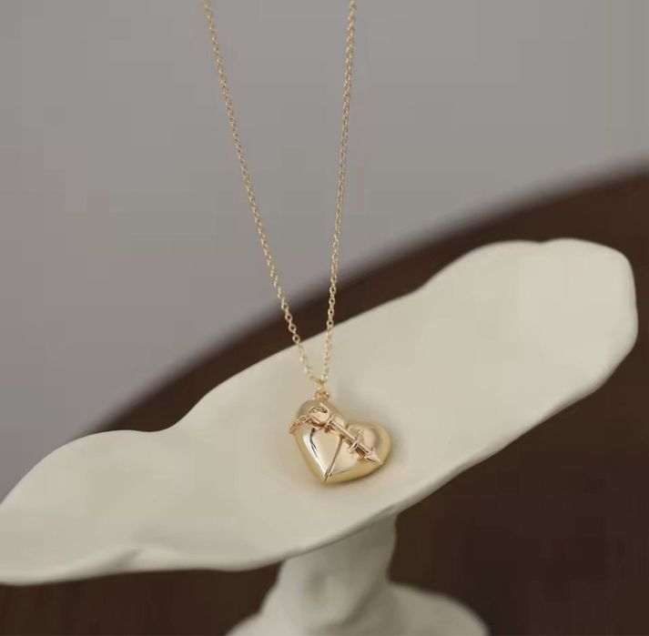 Подарунок для коханої, кулон-серце зі стрілою