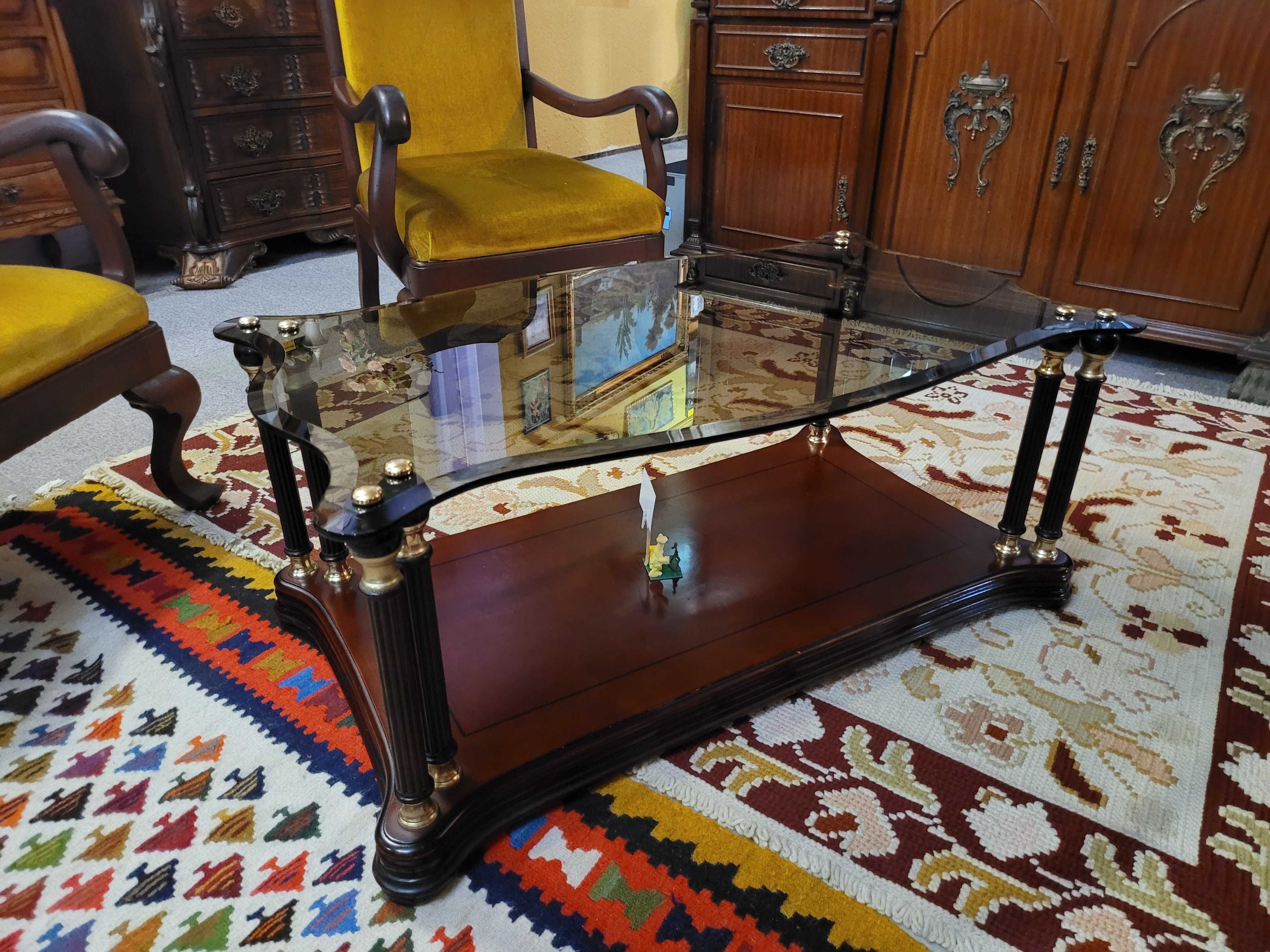 Mesa de centro retangular em madeira e tampo em vidro -