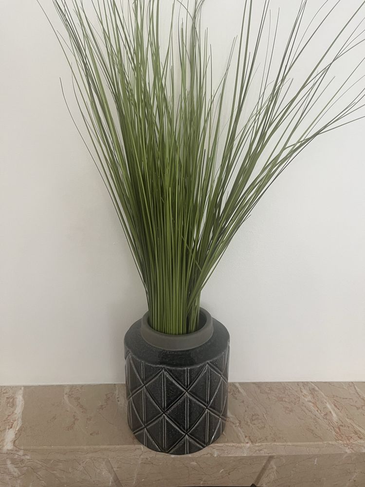 Jarra Cinza com planta artificial
