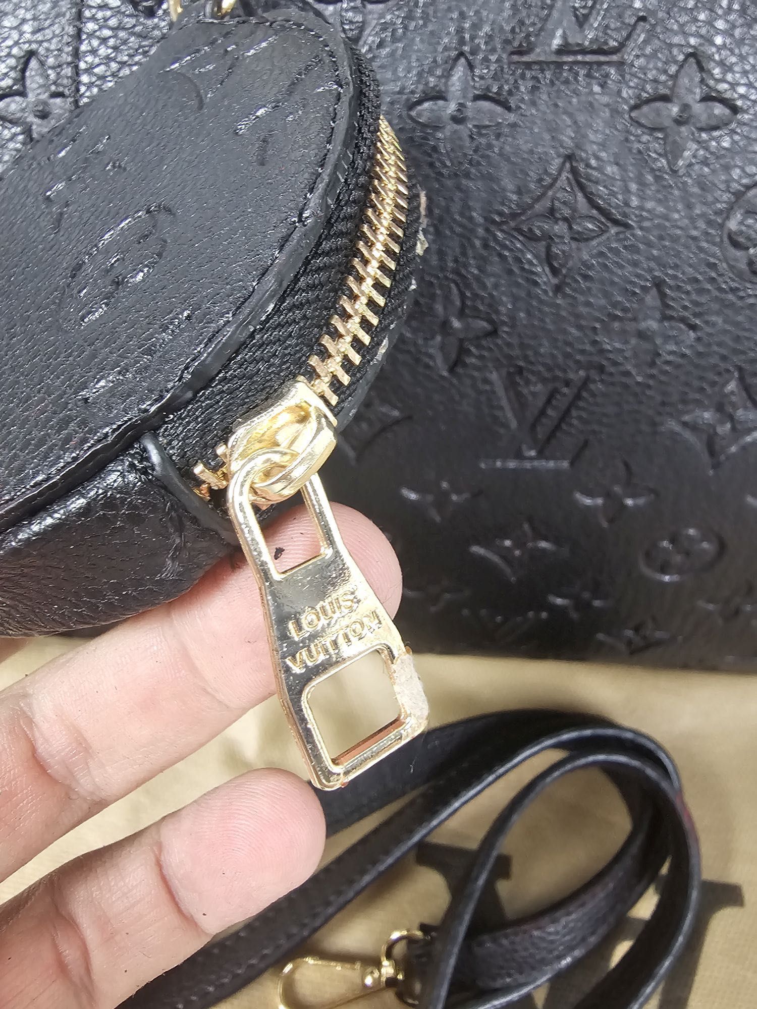 Torebka Louis Vuitton torebki kuferek czarna monogram LV