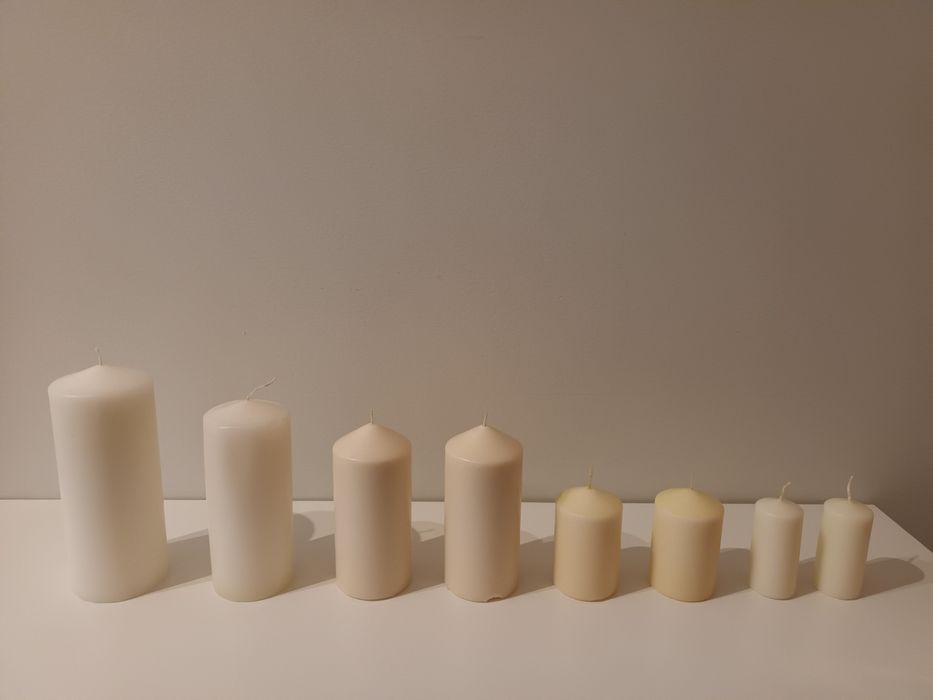 Conjunto de oito velas brancas e creme