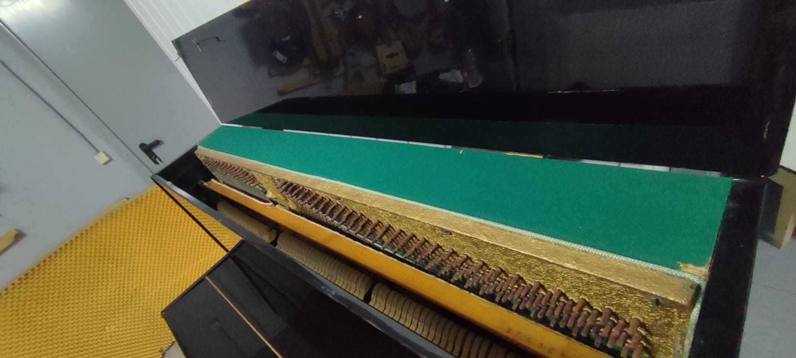 Piano de parede da marca STRAUSSER