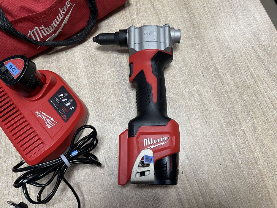 Milwaukee M12 BPRT / акумуляторний заклепочник Мілвокі 12V