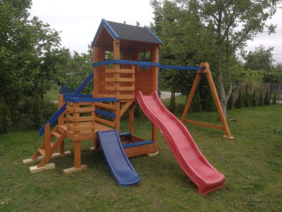 Plac zabaw , domek drewniany, domek dla dzieci, huśtawka, zjeżdżalnia,
