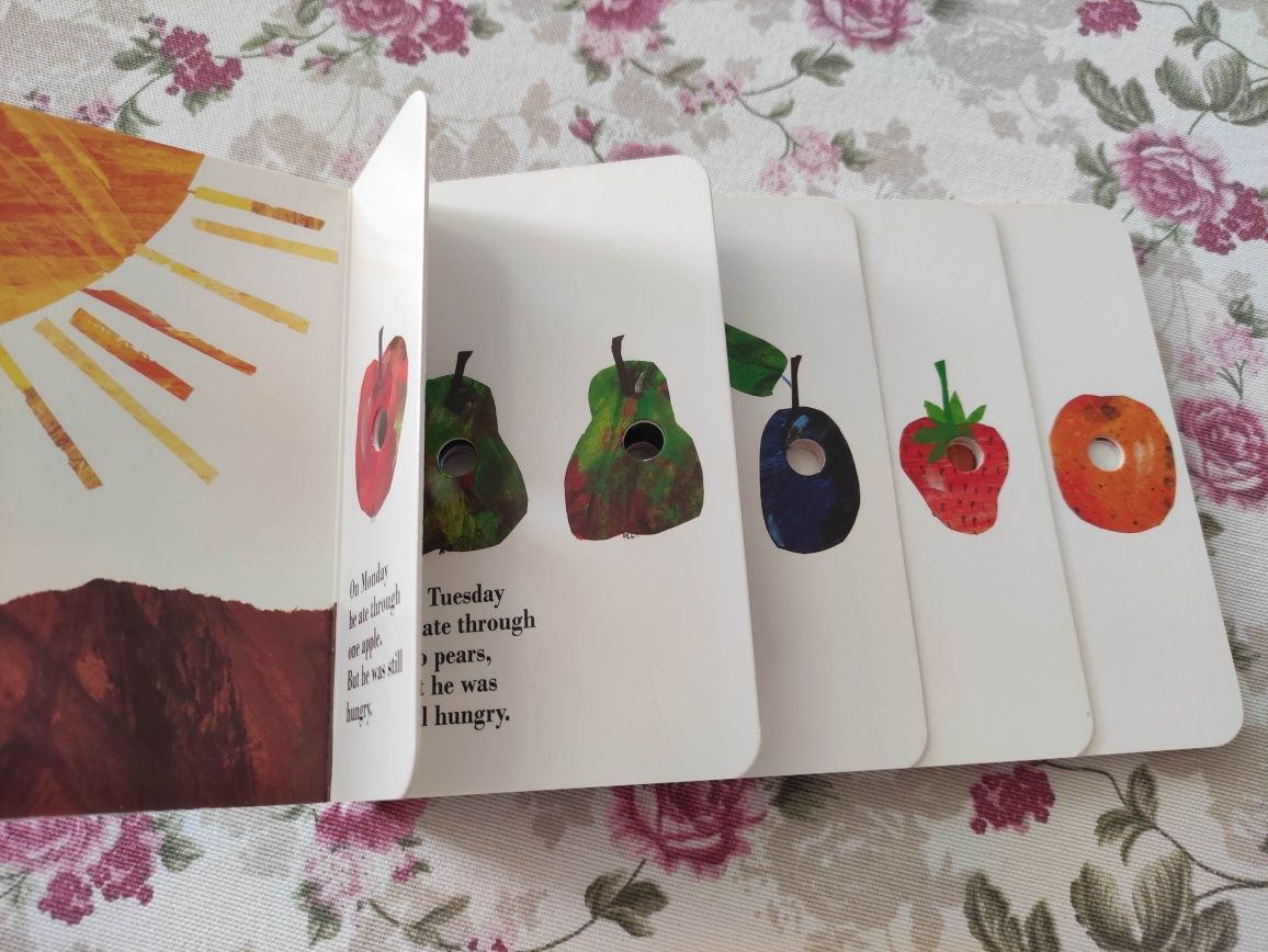 Książka dla dzieci Very Hungry Caterpillar po angielsku