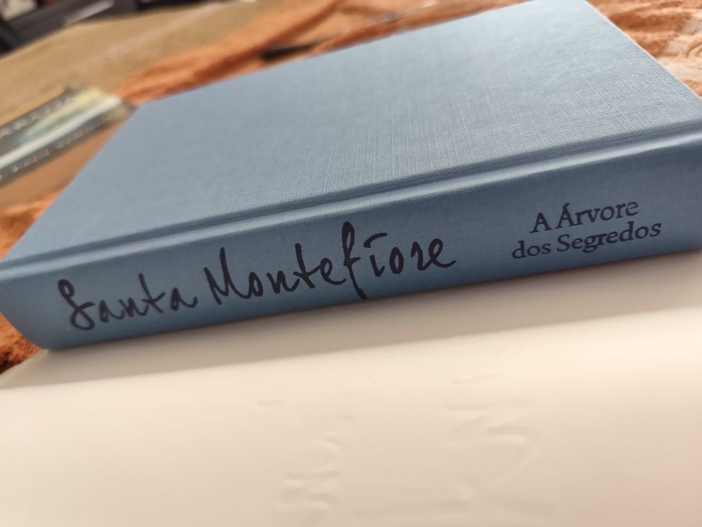 Livro da escritora Santa Montefiore, portes incluídos