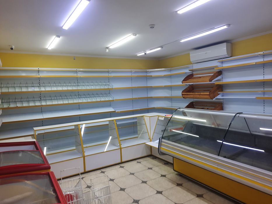 Продам торгові пристінні стелажі