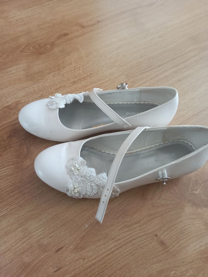 Buty komunijne i wianki.