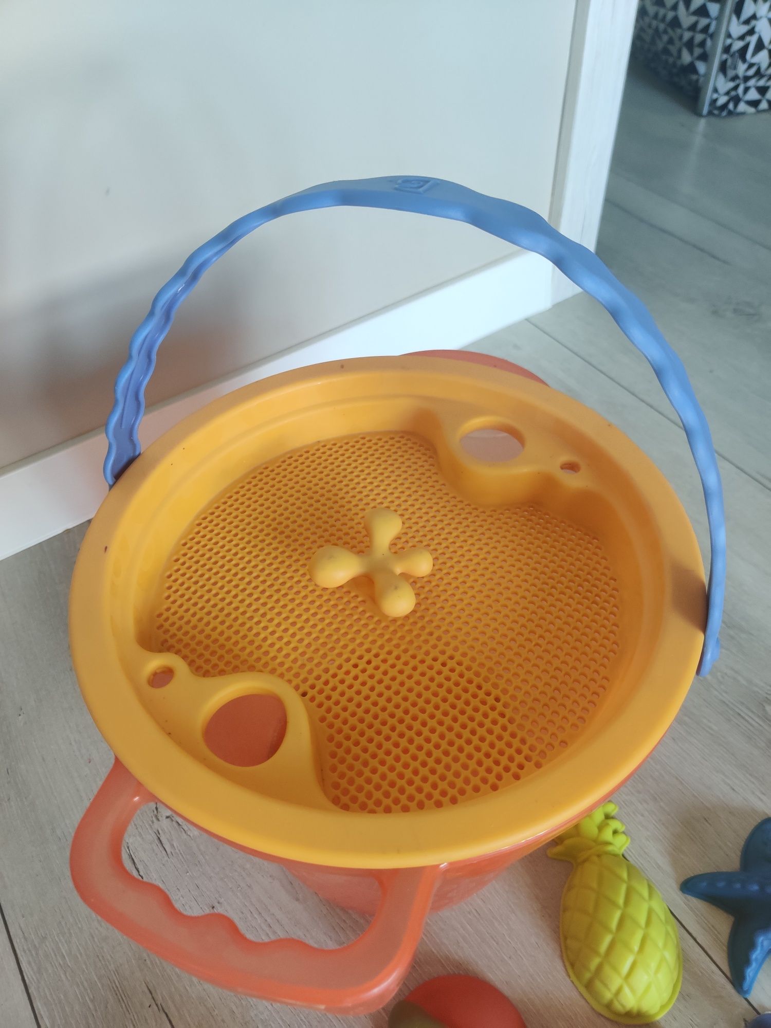 b.toys duże wiaderko do piasku na plażę zestaw