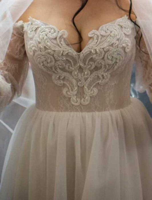 Весільна сукня максі з мереживними рукавами та декольте m-l