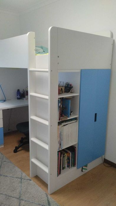 cama alta branca e azul SMÅSTAD
