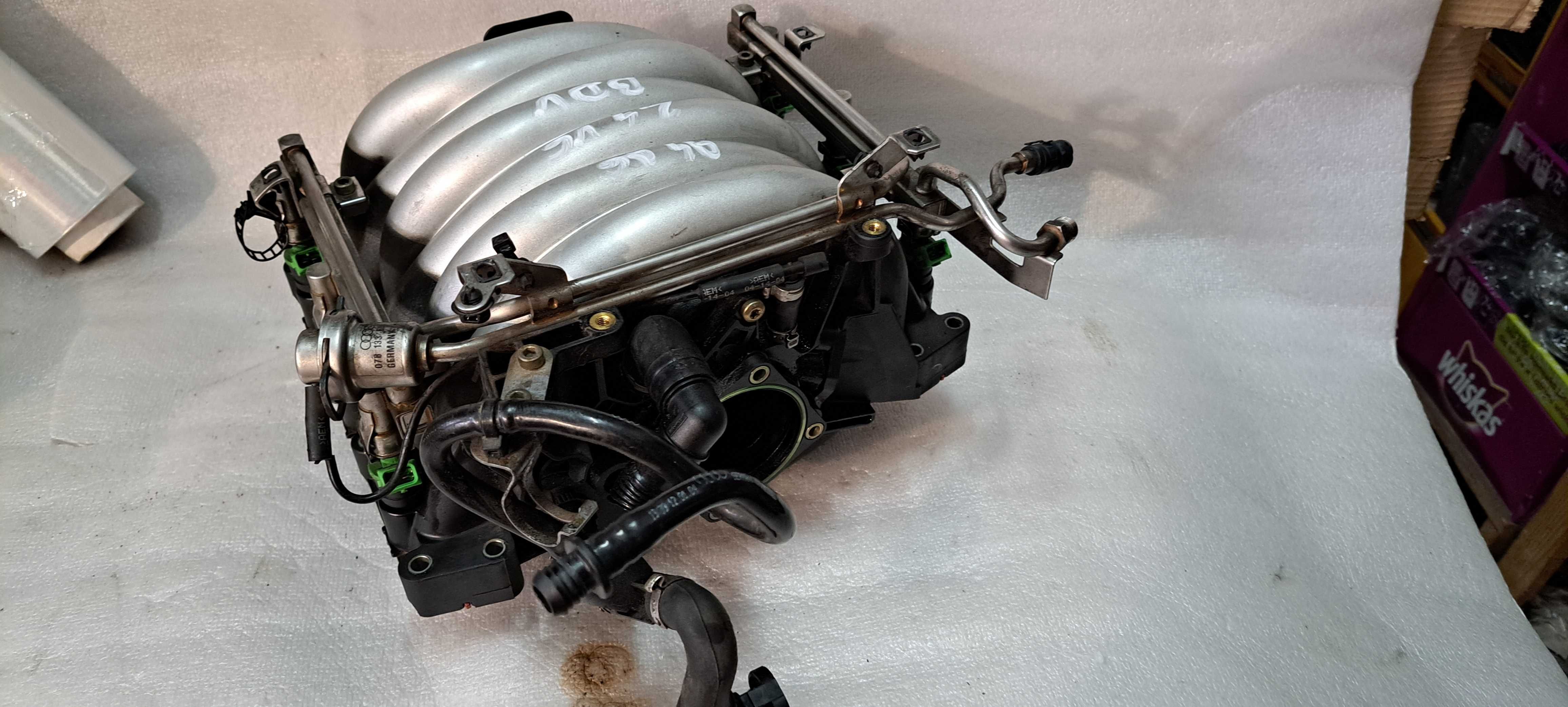 Kolektor ssący wtryski Audi A4 B6 2.4 BDV kpl