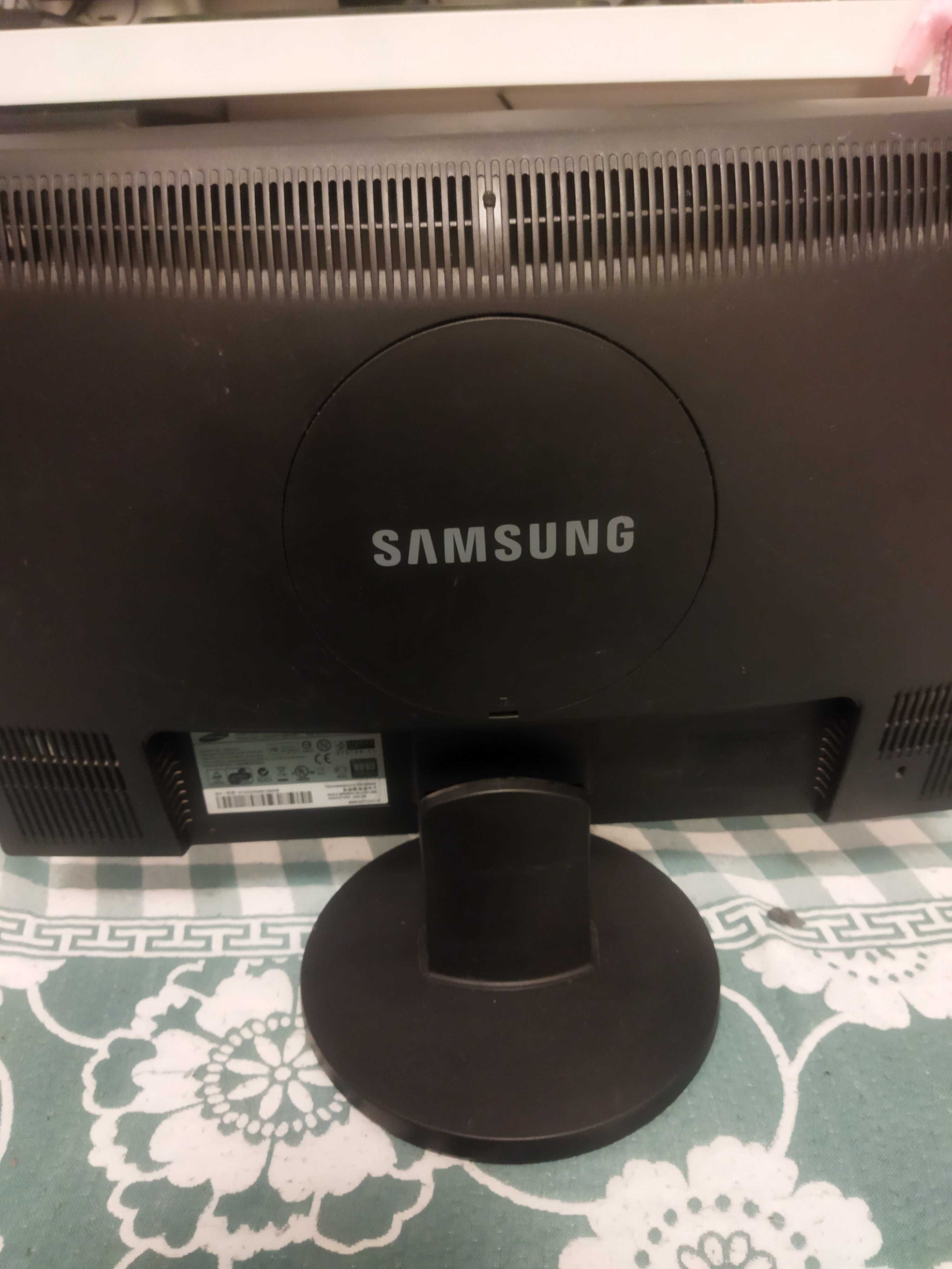 Monitor Samsung SyncMaster 2243SN LCD 22" + Przewód VGA