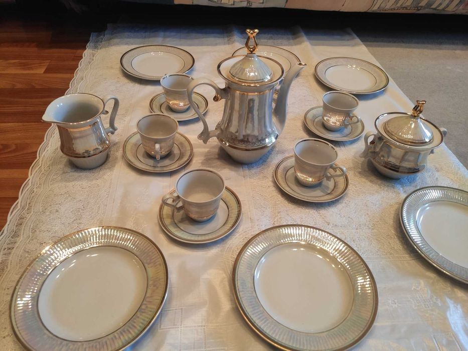 Сервиз кофейный на 6 персон, с десертными тарелками.