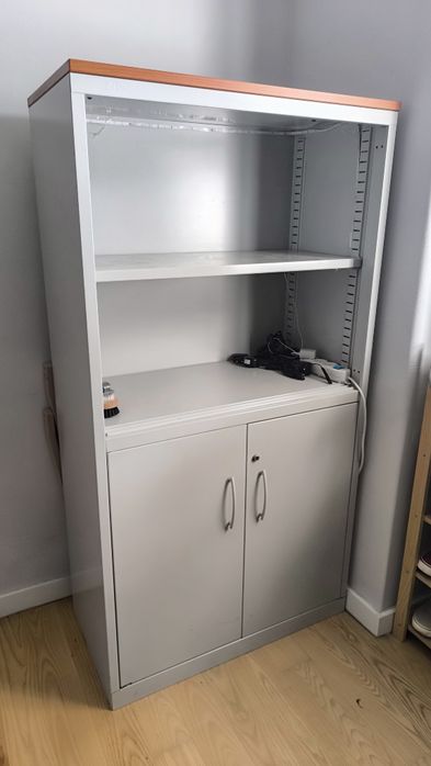 Armário de aço em bom estado