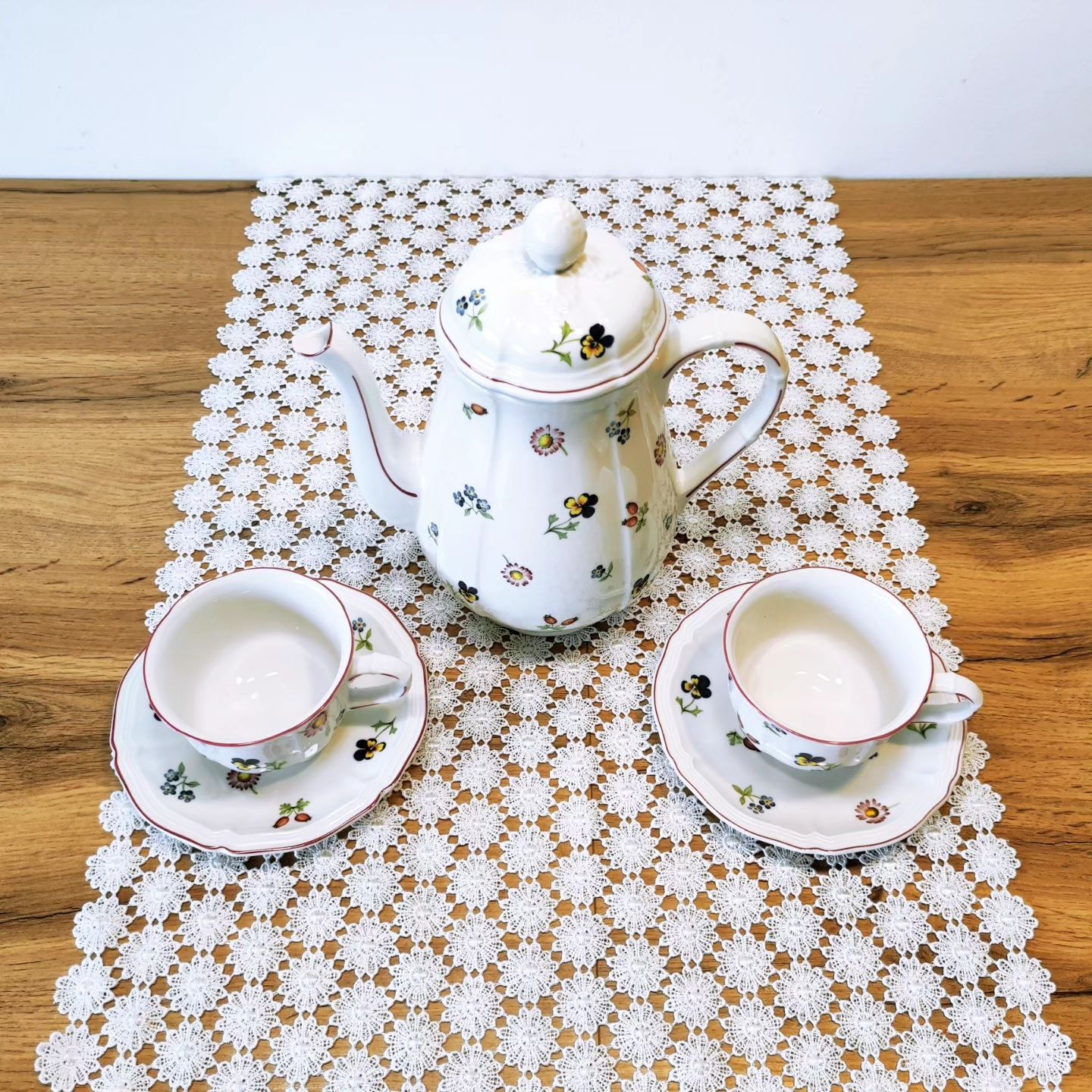 Dzbanek i filiżanki Villeroy & Boch Petite Fleur