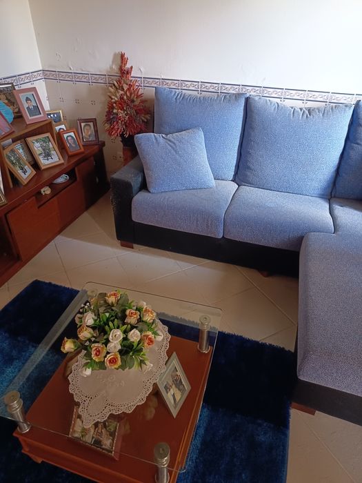 Sofá usado com algumas marcas.