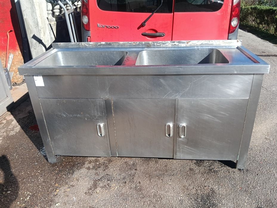 Bancada em inox com 2 pios grandes e portas