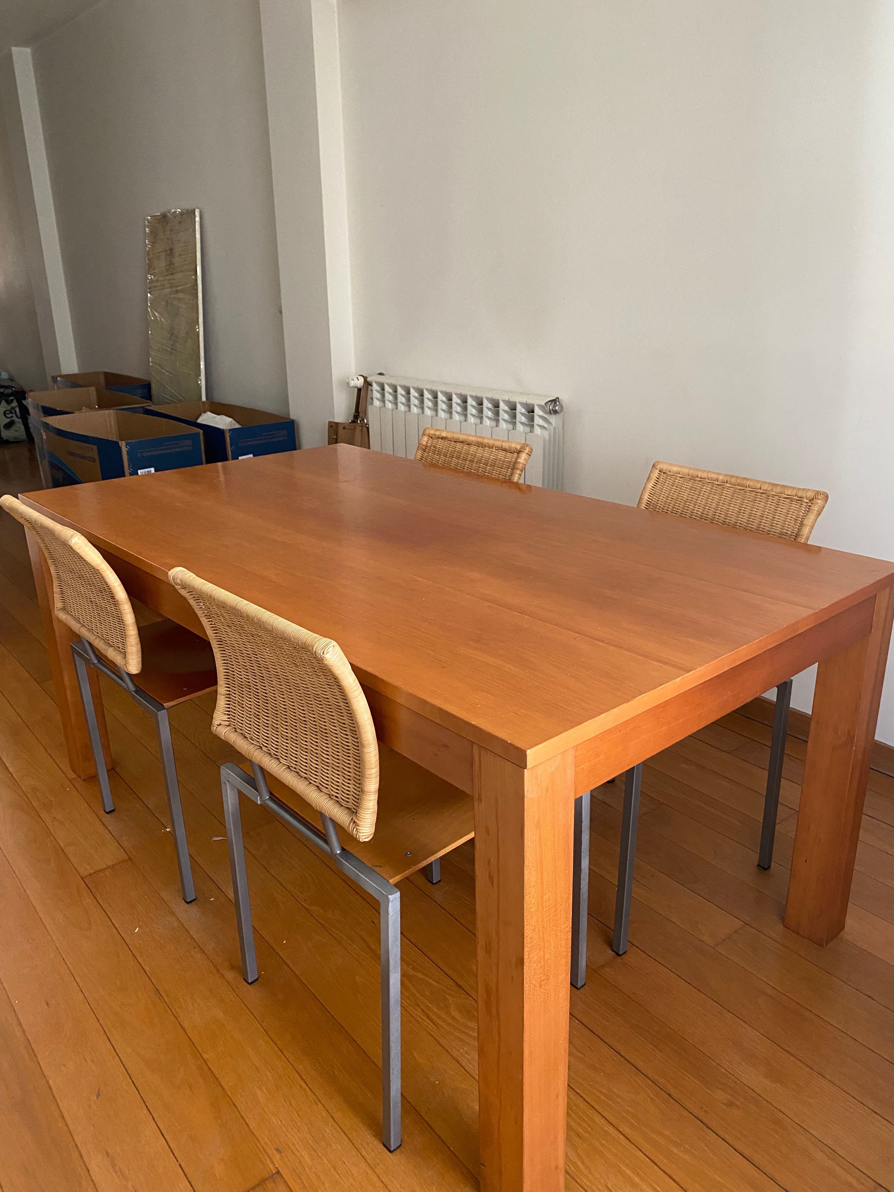 Conjunto Mesa e 4 cadeiras