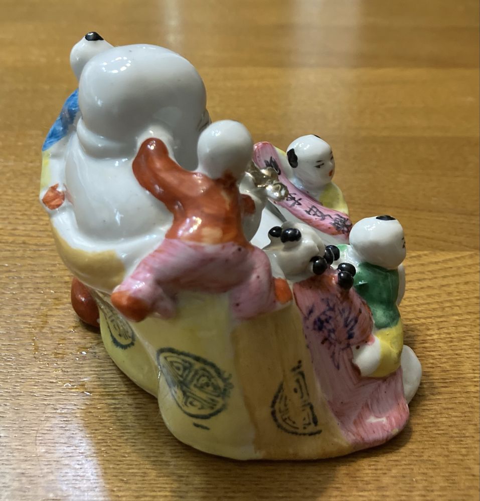 Buda da fertilidade em porcelana