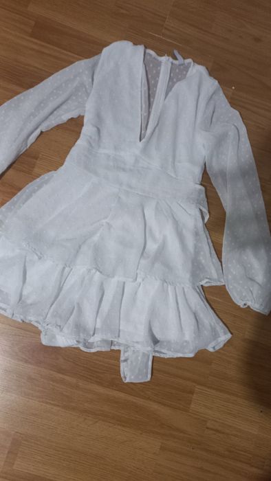 Комбінезон білого кольору.