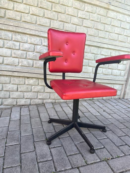 Krzesło obrotowe czerwone  prl retro