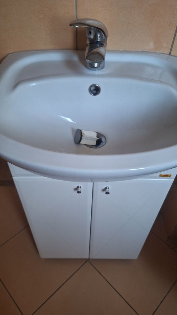 Szafka z umywalką i baterią