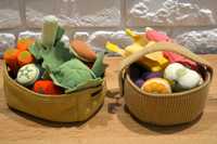 Zabawkowe zestawy pluszowych warzyw i owoców w koszyczkach