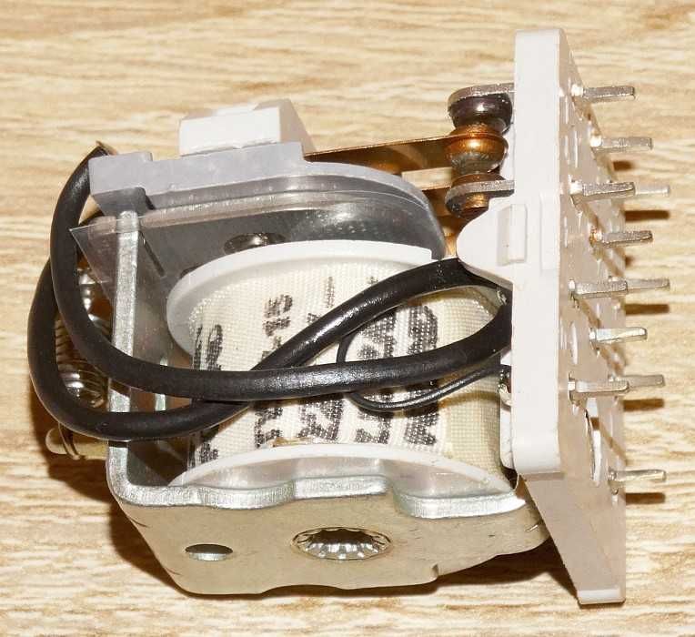 Przekaźnik R15 3PDT 10 A 250 VAC 1510\1315\1220 cewka 220 VDC; ZP ŻARY
