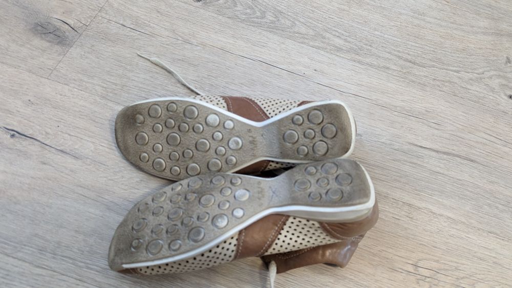 Шкіряні перфоровані кросівки 38