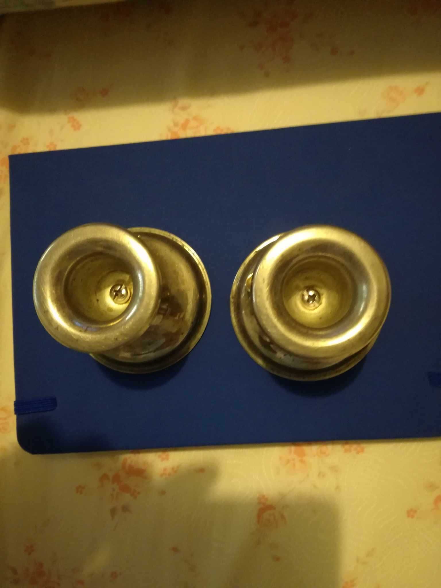 2 castiçais em casquinha com laço dourado