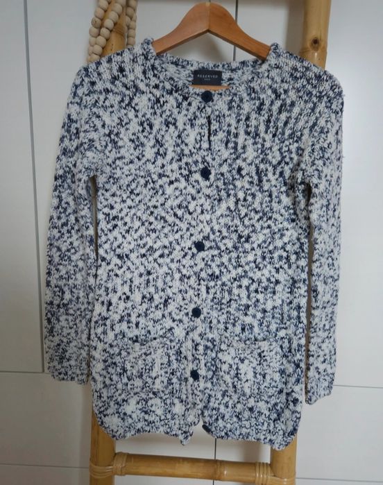 Grubszy dłuższy sweter zapinany na guziki granatowo bialy Reserved 152